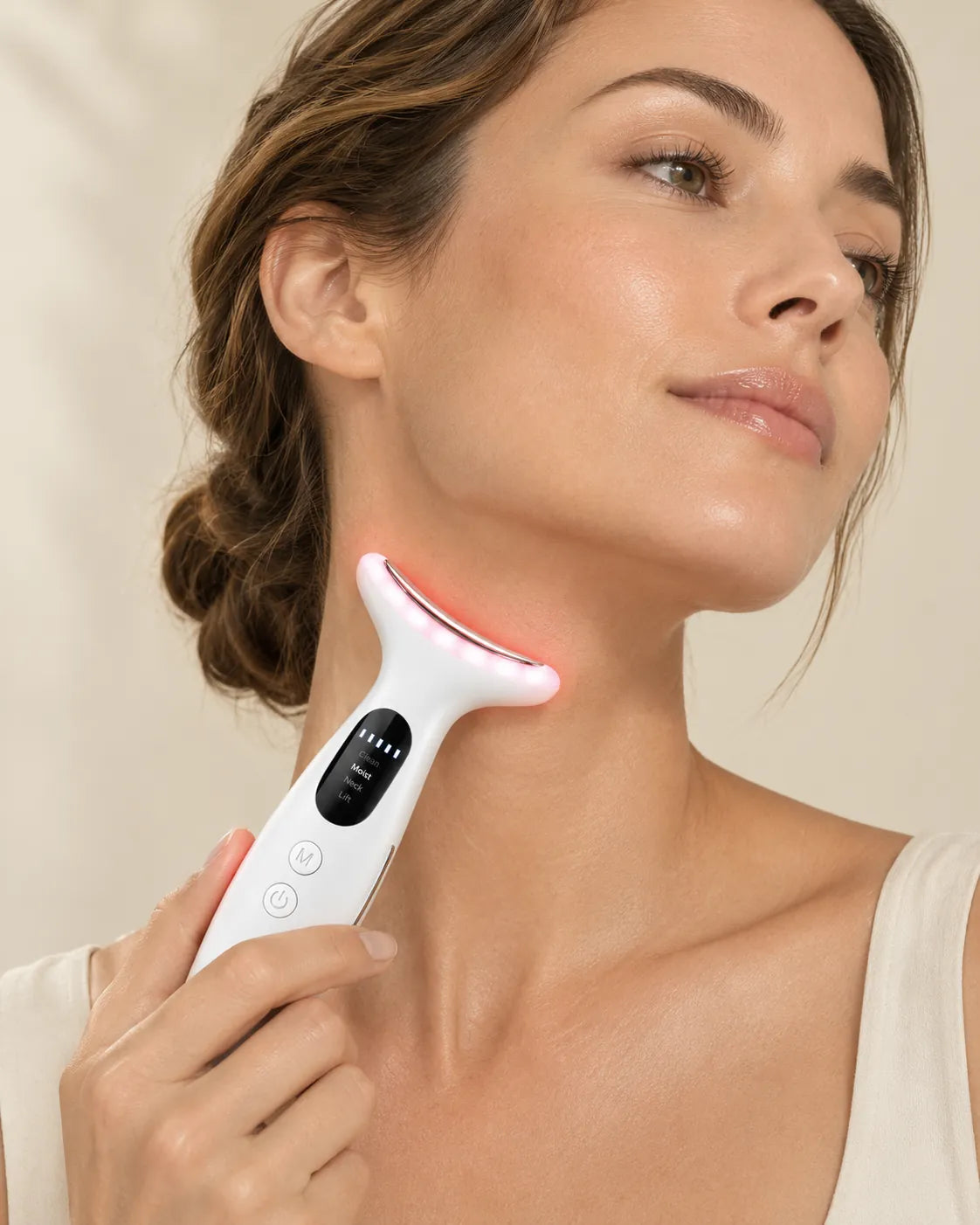Mujer deslizando el dispositivo Valmé por el cuello